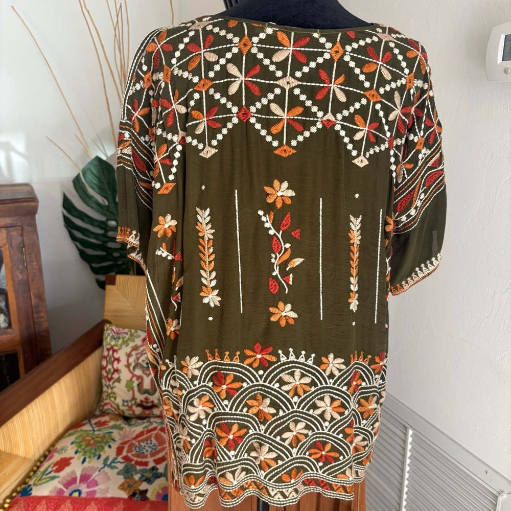 JOHNNY WAS Top Olive Green Embroidered Top! Short Sleeve Unstructured Top! Med - Picture 5 of 10